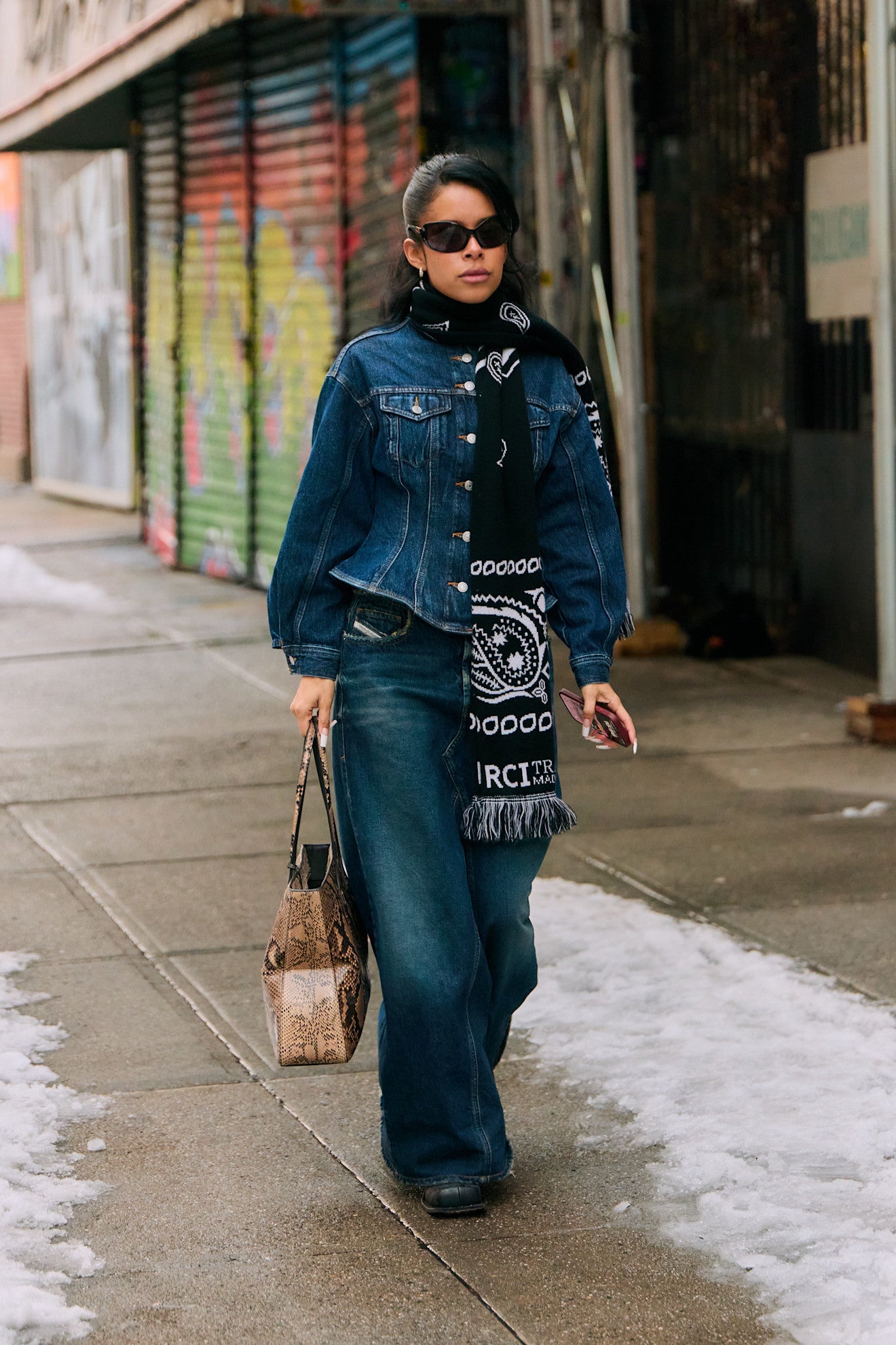 Un look con cazadora en denim./Launchmetrics spotlight