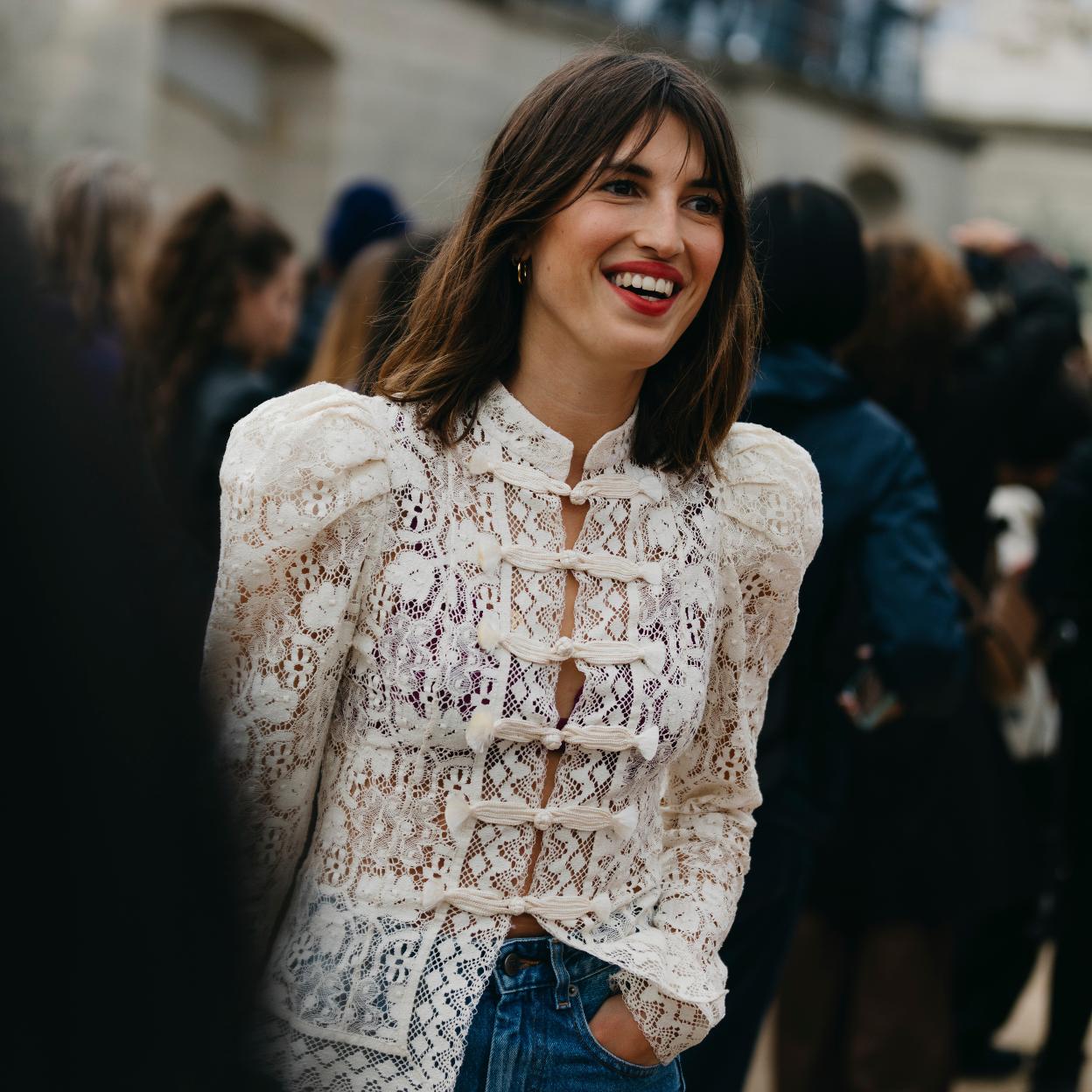 La influencer francesa Jeanne Damas con camisa favorecedora./launchmetrics spotlight