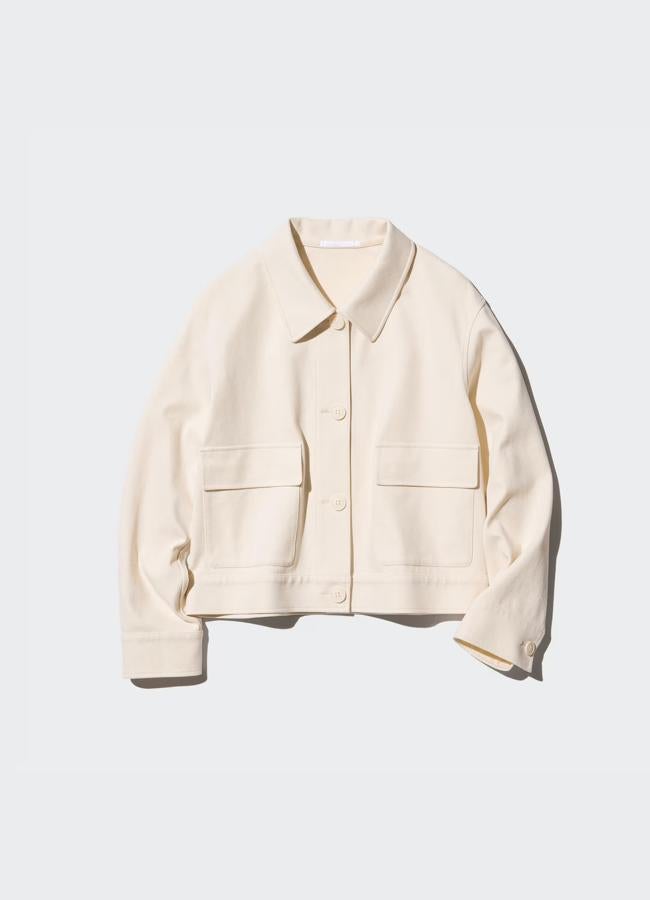 Cazadora en beige de Uniqlo (49,90 euros).