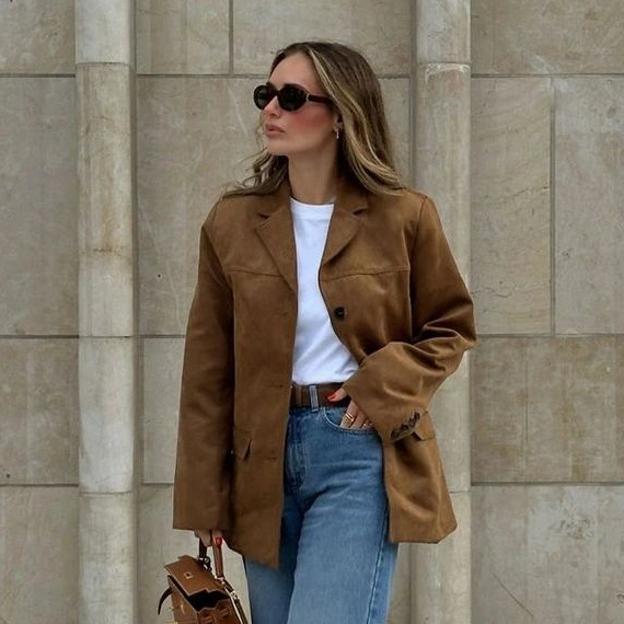 Influencer con chaqueta tendencia