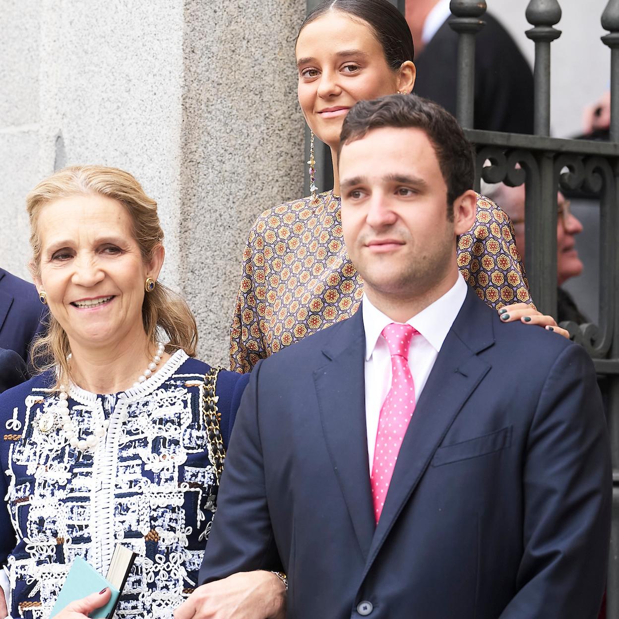 Una de las últimas apariciones de la infanta Elena con sus hijos, Froilán y Victoria Federica. Fue el pasado abril, en la boda de José Luis Martínez-Almeida y Teresa Urquijo. /LIMITED PICTURES