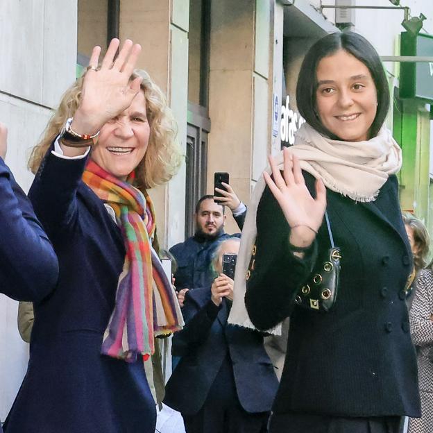 La infanta Elena y Victoria Federica, saludaron a la salida del restaurante madrileño donde celebraron el famoso 60 cumpleaños de la hermana mayor del Rey, en enero de 2023. 