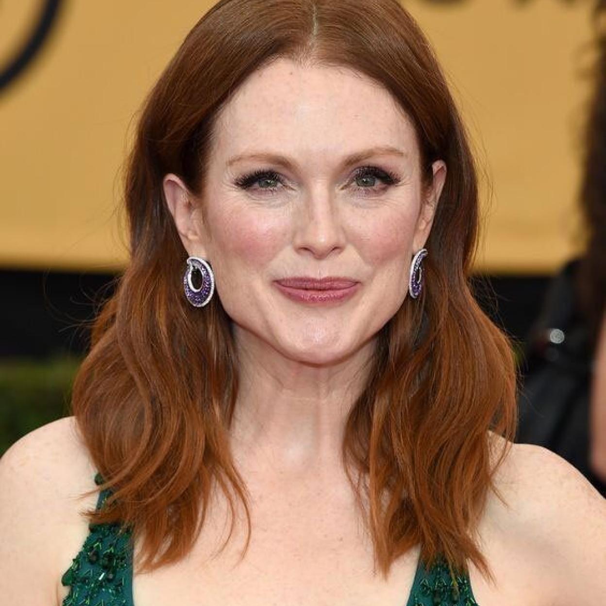 Julianne Moore con maquillaje favorecedor para piel madura/@KATEYOUNG