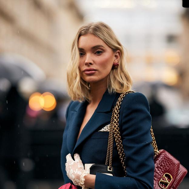 Elsa Hosk con corte de pelo para media melena tendencia en 2025