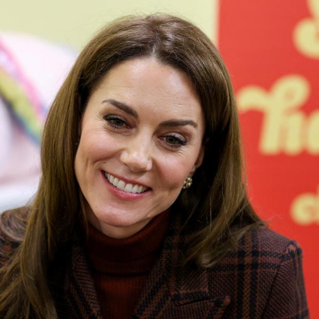 El look elegante y discreto de Kate Middleton en su ultimo acto social: abrigo royal y conjunto favorecedor de punto