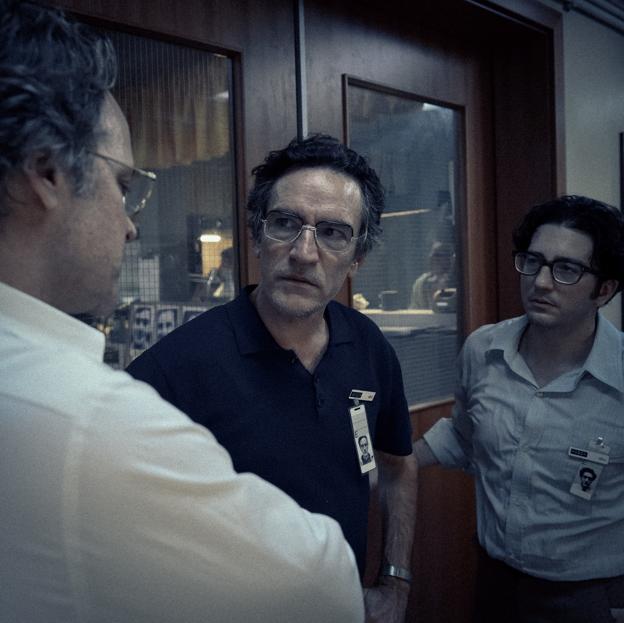 De izquierda a derecha, Peter Saarsgard, Ben Chaplin y John Magaro, los tres protagonistas de Septiembre 5, nominada al Oscar al Mejor Guión Original. 