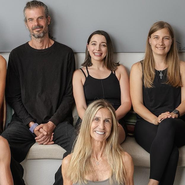 Susana García-Vaquero, tía de Alejandra Silva, junto a algunos de sus compañeros del centro de yoga que regenta. 