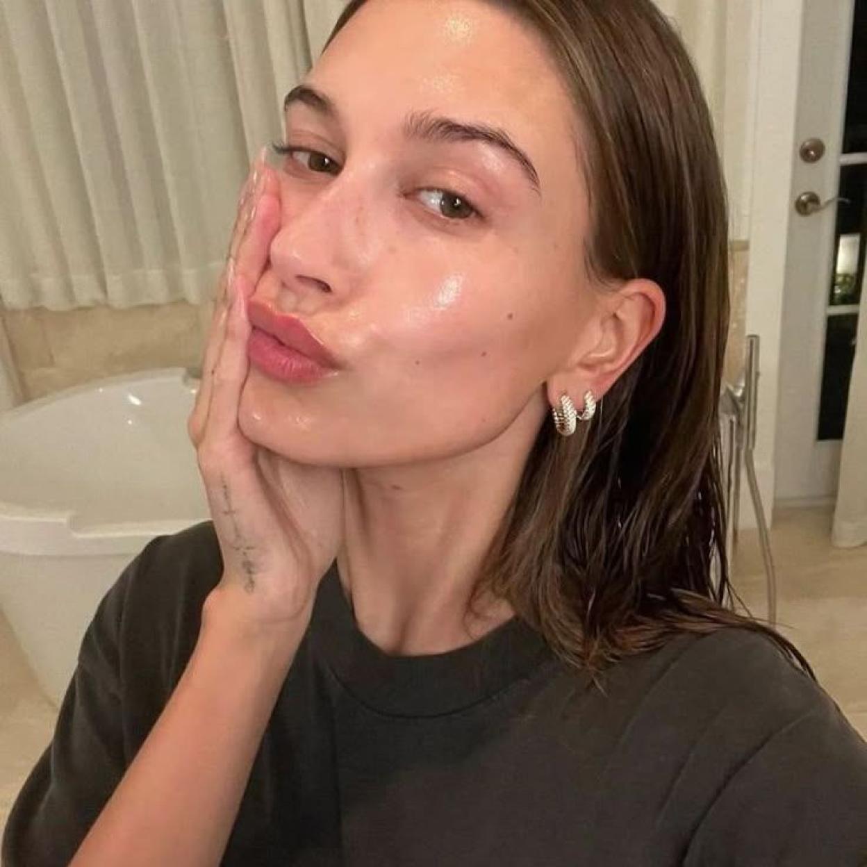 Hailey Bieber con piel limpia luminosa/@HAILEYBIEBER