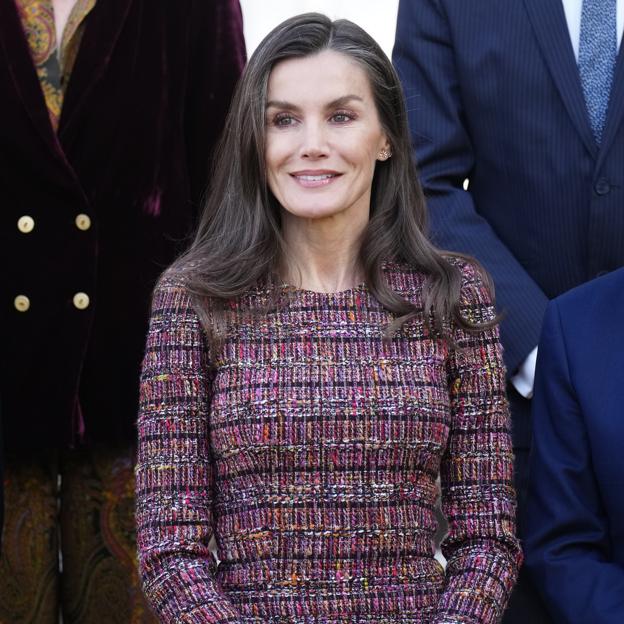 La reina Letizia tiene el look perfecto para San Valentín: blusa de Uterqüe y falda de cuero efecto tipazo de Hugo Boss