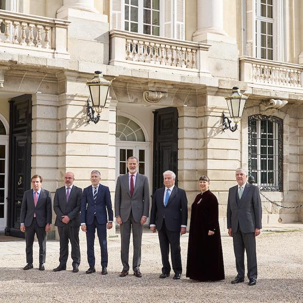 Posado del rey Felipe VI, el duque de Alba, la artista Joana Vasconcelos y autoridades, en la entrada del Palacio de Liria.