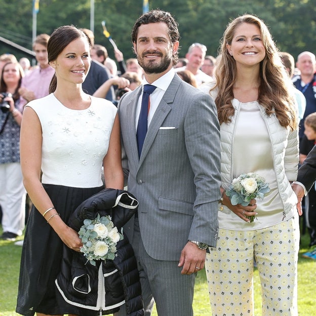 El príncipe Carlos Felipe, rodeado de Sofía y Magdalena de Suecia. 