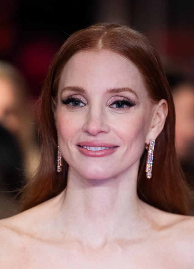 Jessica Chastain con maquillaje de ojos en tonos rosados con glitter en Berlín. Foto: Gtres.