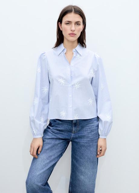 Camisa azul de Mango (35,99 euros)