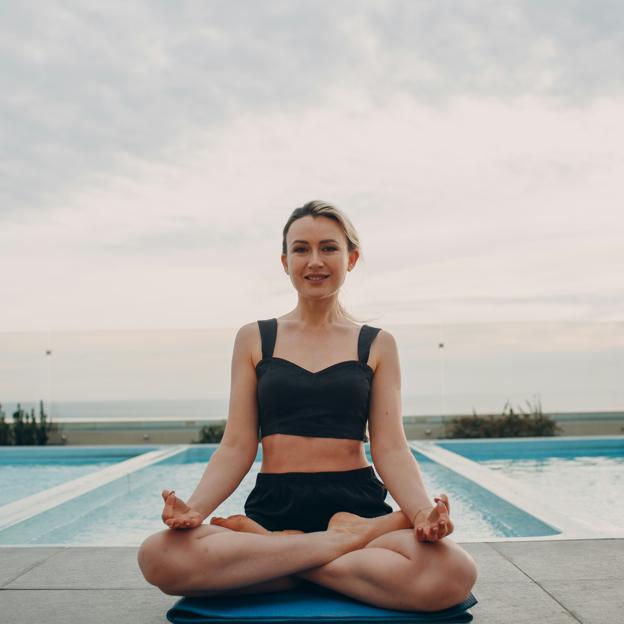 Mujer practicando yoga. 