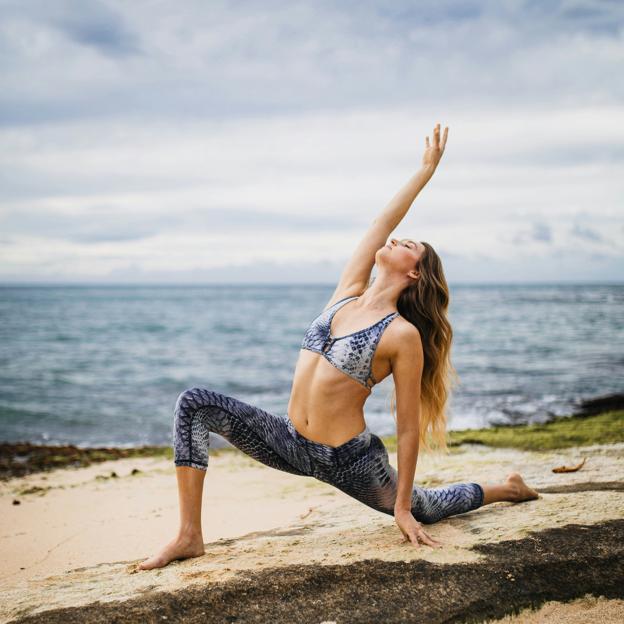 Mujer practicando yoga en la calle. 