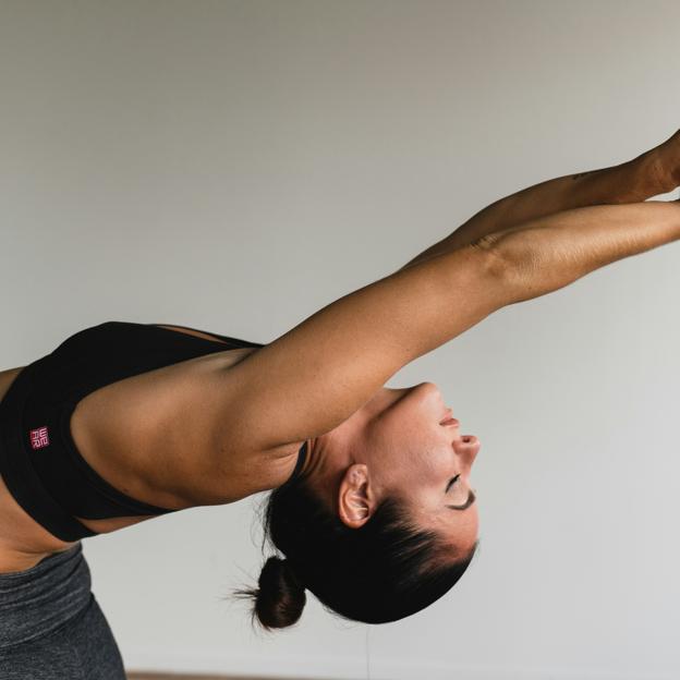 Mujer practicando yoga en casa. 