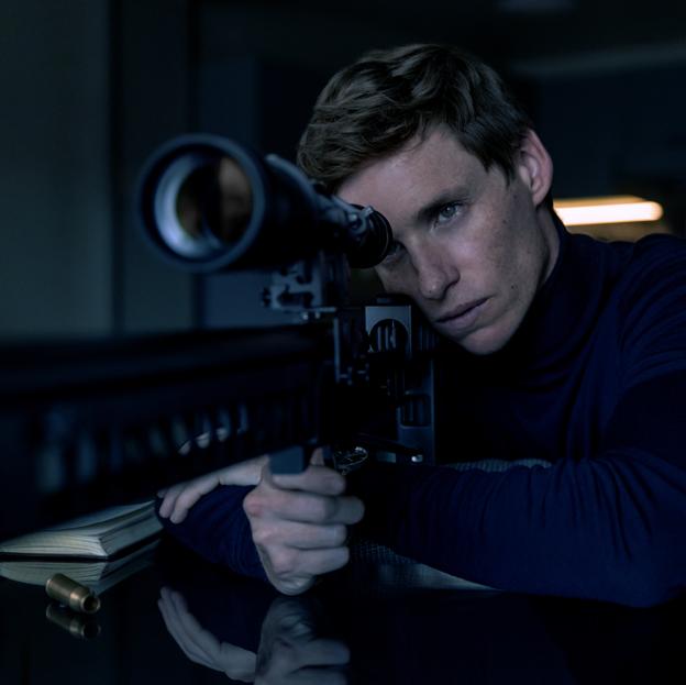 Eddie Redmayne en una imagen de la miniserie de espías, The day of the Jackal (Chacal).