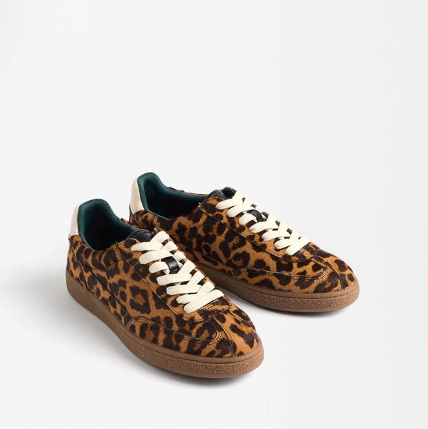 Zapatillas deportivas con estampado animal de Parfois.