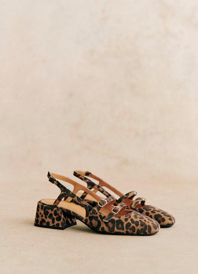 Zapatos con tacón y estampado de leopardo de Sézane (165 euros).