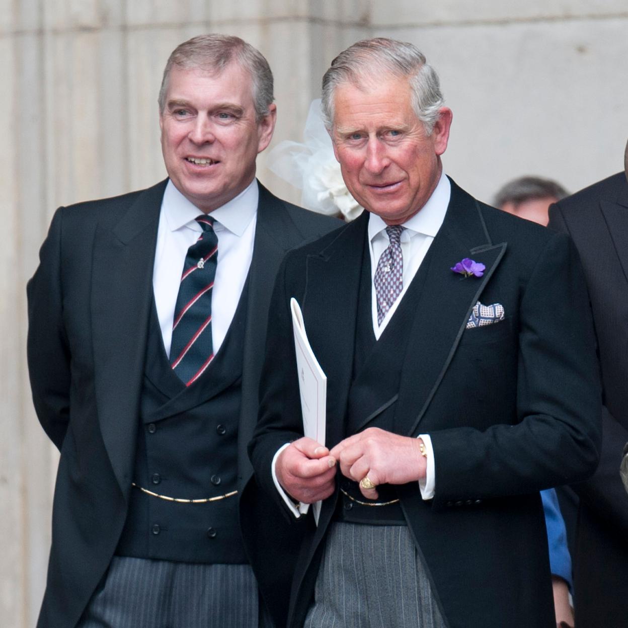 El príncipe Andrés junto al rey Carlos III. /gtres