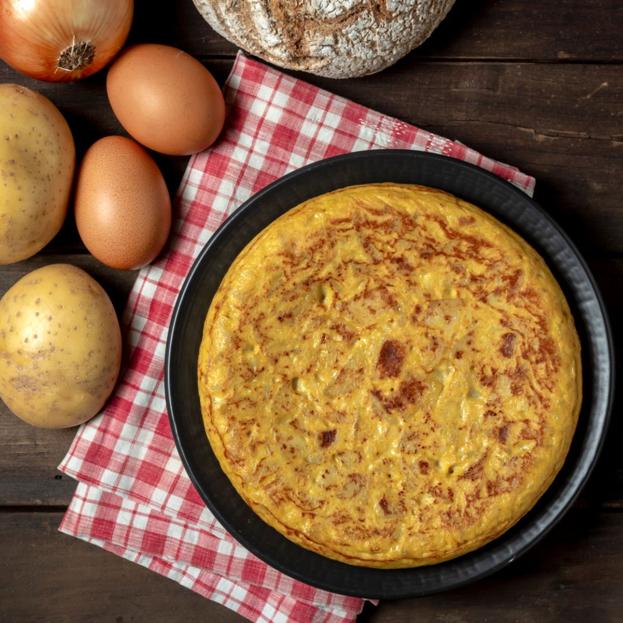 Los ingredientes de la receta de la tortilla de patata perfecta.