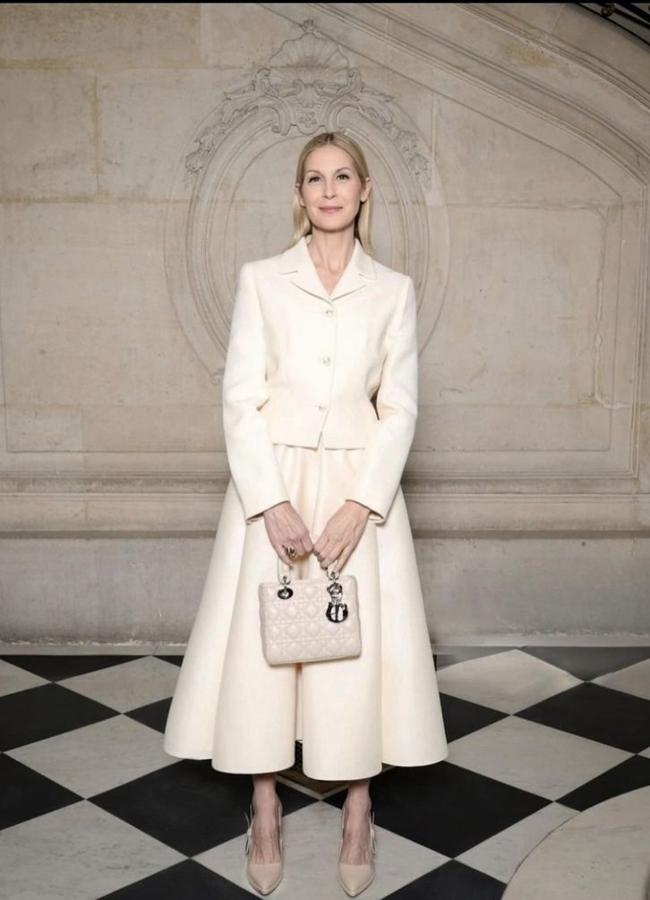 Kelly Rutherford con total look blanco de traje con falda