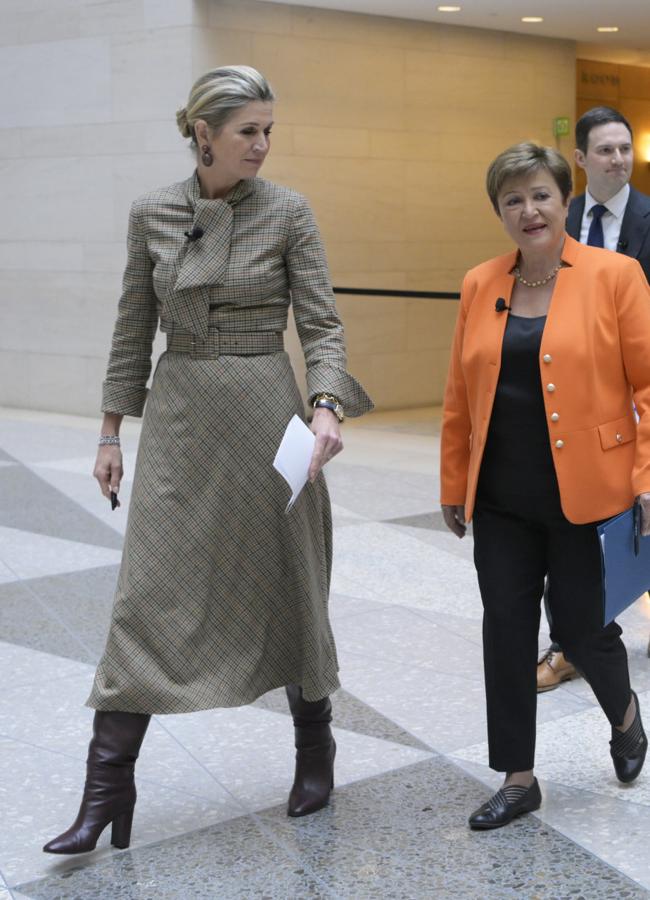 Máxima de Holanda con vestido de cuadros y cintura marcada. Foto: Gtres.