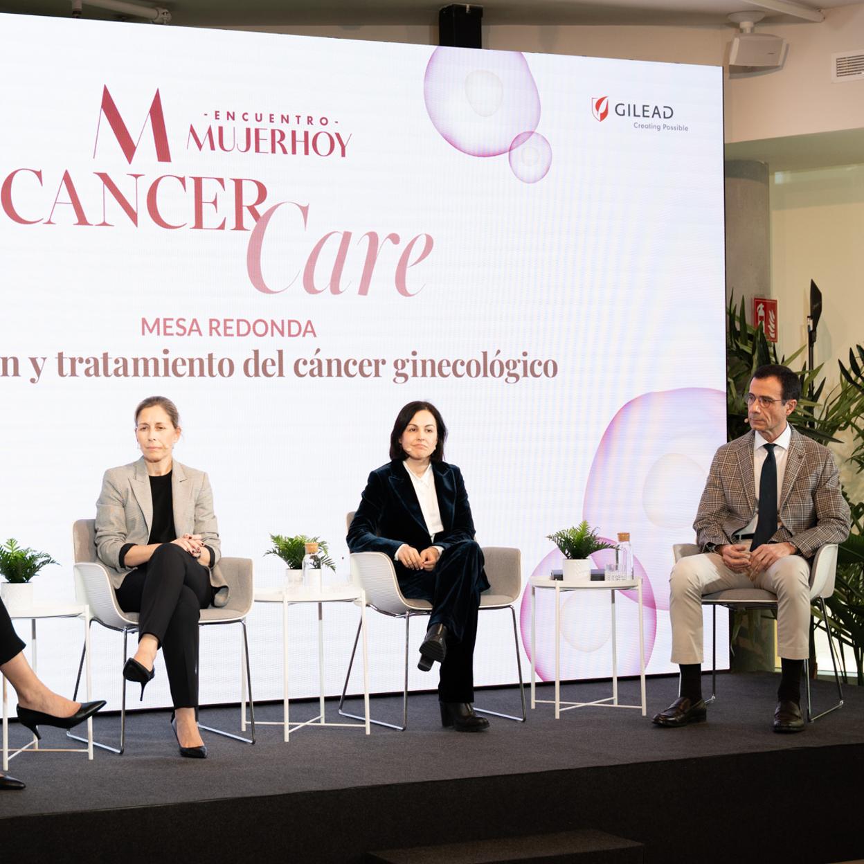 De izquierda a derecha, los participantes en la primera mesa redonda de Mujerhoy Cancer Care 2025: la dra. María Fernández Chereguini del servicio de ginecología oncológica de MD Anderson Cancer Center Madrid-Hospitén, la Dra. Eva Guerra Alía, especialista del servicio de oncología médica de la unidad de tumores ginecológicos del Hospital Universitario Ramón y Cajal y el Dr. Jesús Mª Vara Paniagua, del servicio de rehabilitación de suelo pélvico de MD Anderson Madrid-Hospiten./sandra carrascosa