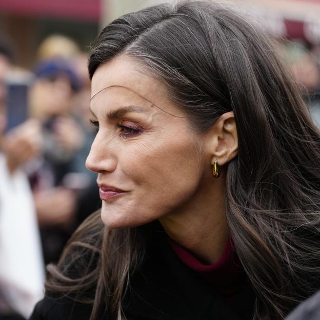 La reina Letizia con los pendientes gota de PdPaola.