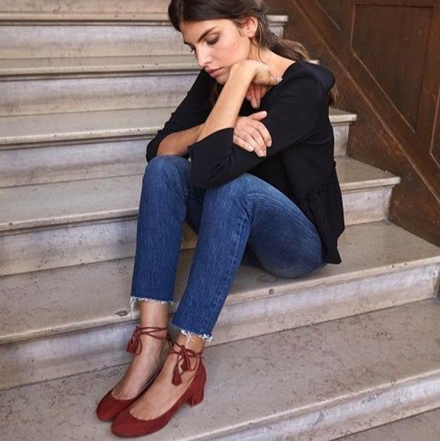 Influencer con zapatos atados