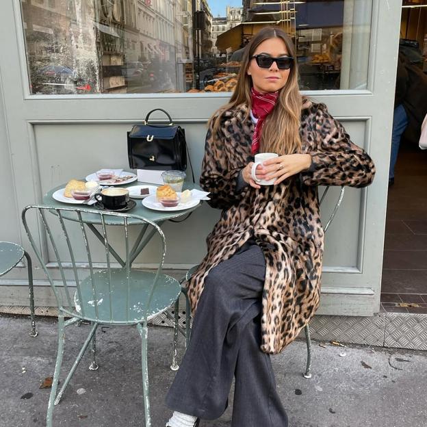 Influencer con abrigo con estampado de leopardo