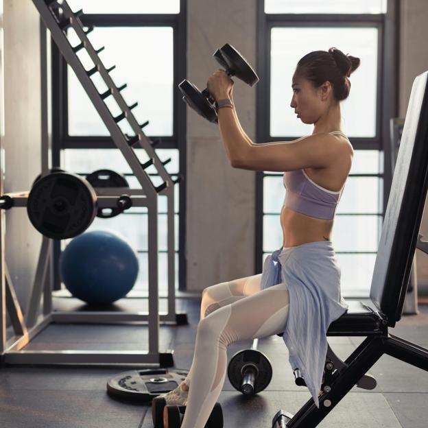 Mujer haciendo ejercicio con mancuernas. 