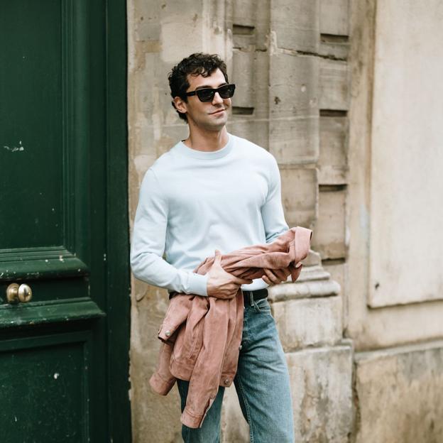 Modelo masculino en el street style