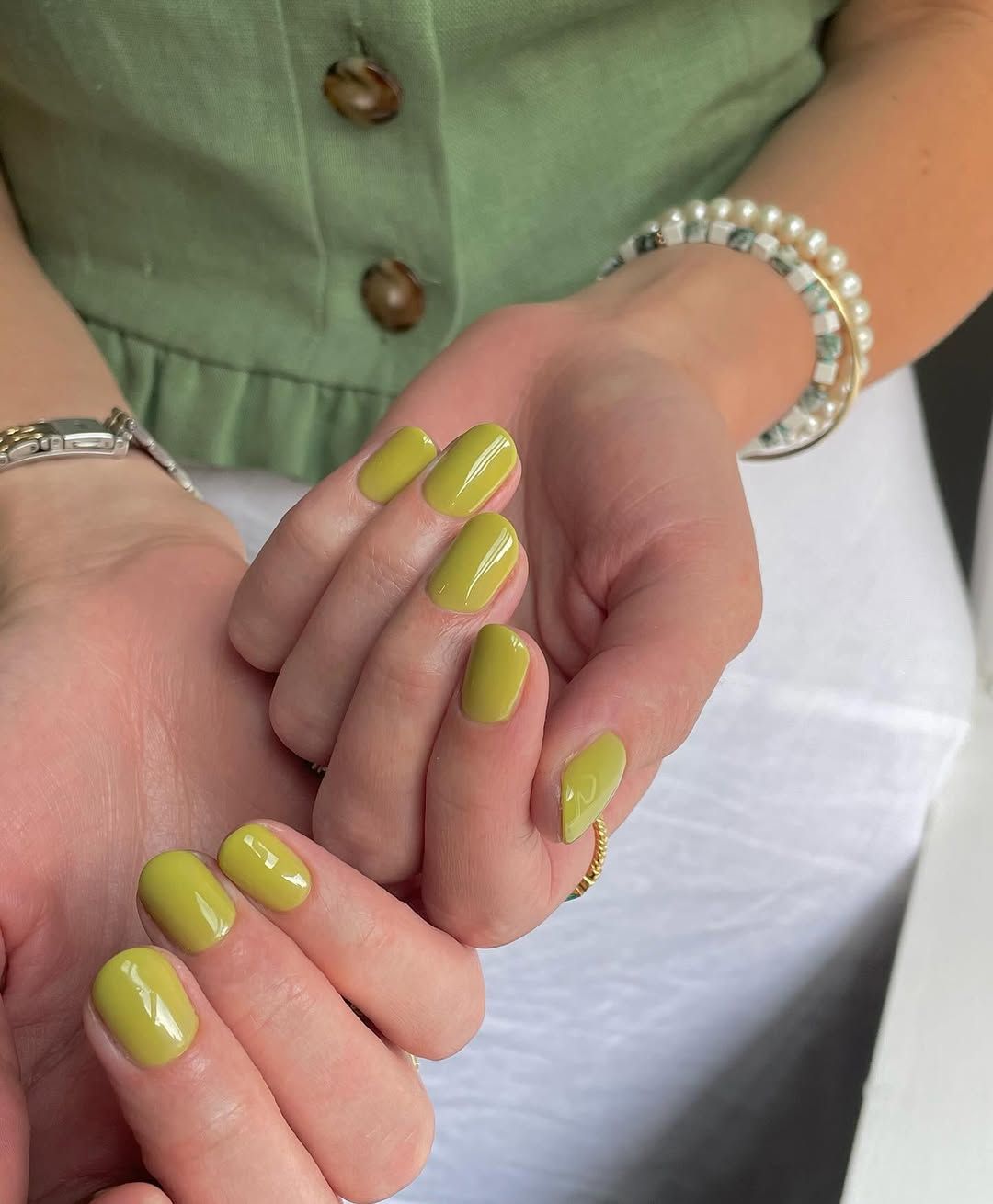 Uñas color oliva brillante tendencia para primavera