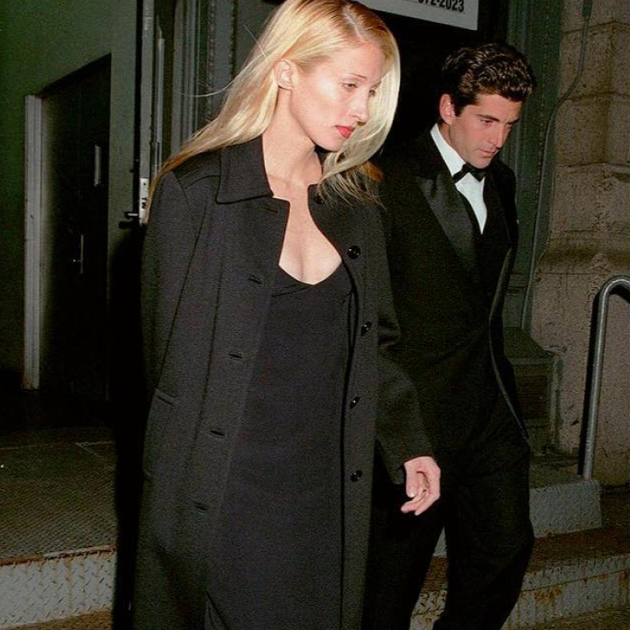 Carolyn Bessette-Kennedy con vestido negro./@carolynbessette