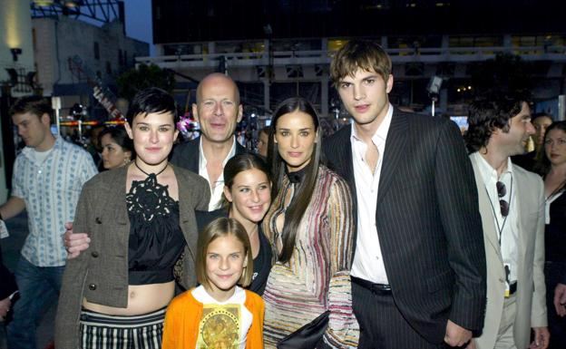 Demi Moore con Ashton Kutcher, su ex Bruce Willis y las hijas de ambos en una foto de 2003