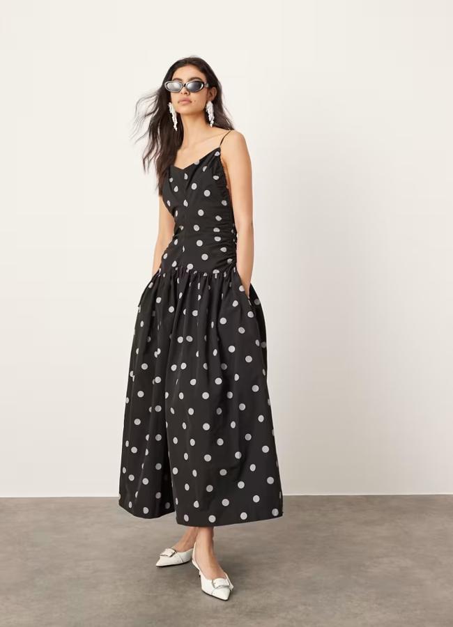 Vestido negro con lunares grandes de Asos, 56 euros.