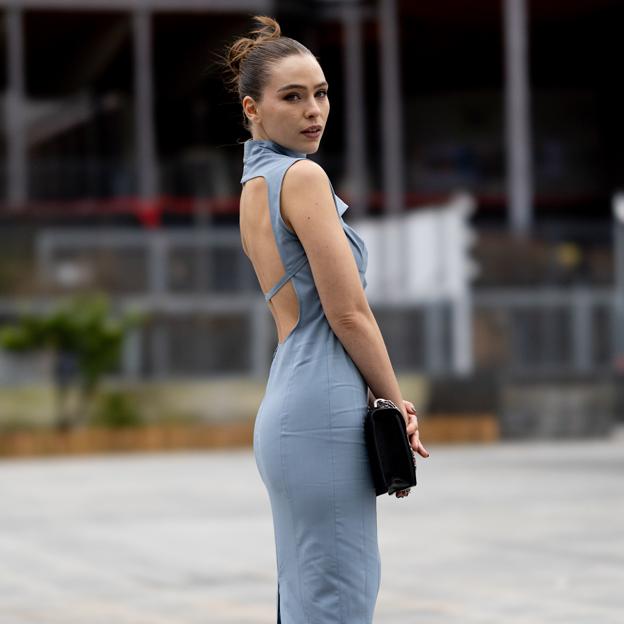 Mujer con vestido de invitada