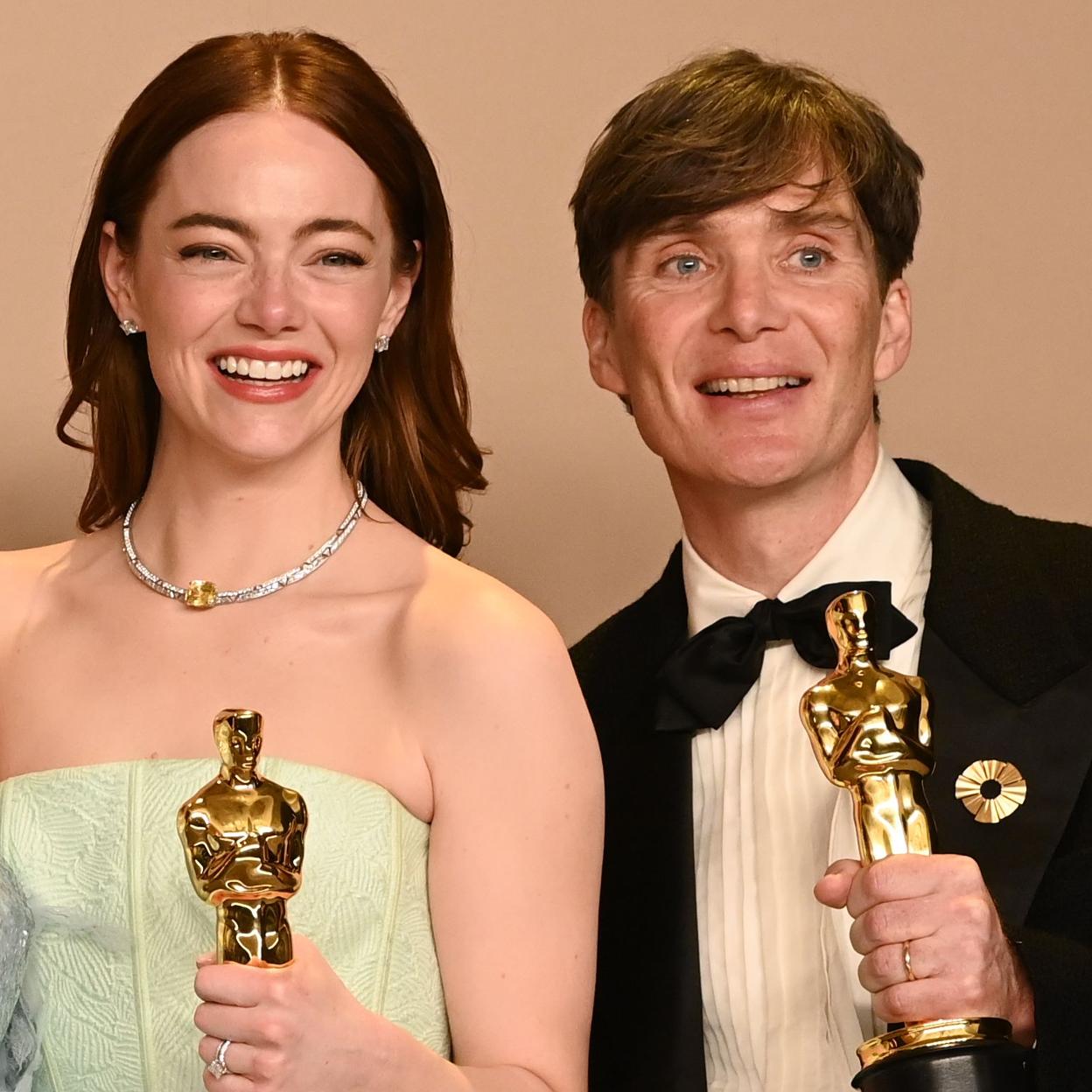 Emma Stone y Cillian Murphy, con sus respectivos Oscar por Barbie y Oppenheimer. /gtres