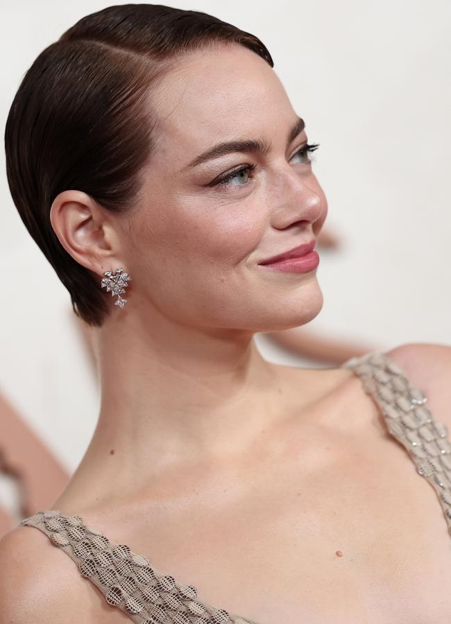 Emma Stone con peinado wet y corte pixie. Foto: Gtres.