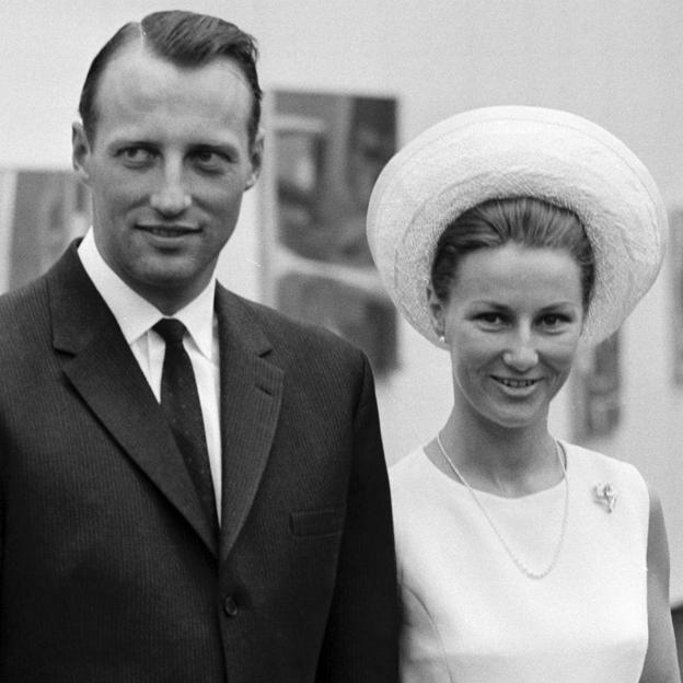 Harald y Sonia de Noruega, visitando una exposición, en una imagen retrospectiva. 