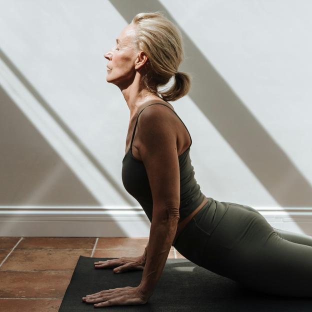 Mujer practicando yoga. 