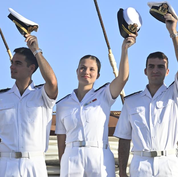 La princesa Leonor junto a sus compañeros, llegando a Montevideo. 