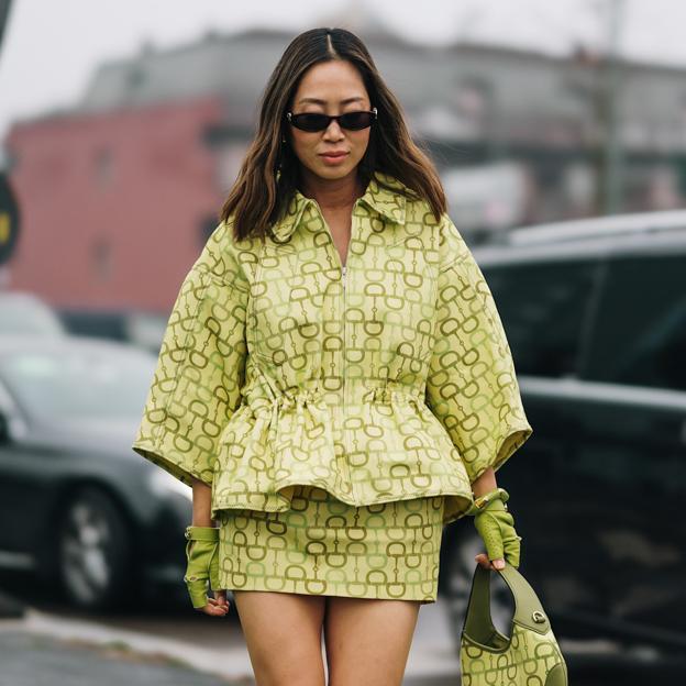 Mujer con look verde pistacho