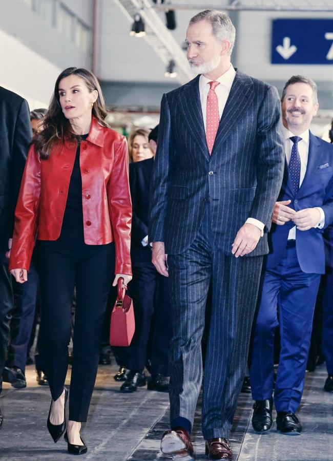 La reina Letizia lució en ARCO un look con chaqueta de mango. / LIMITED PICTURES