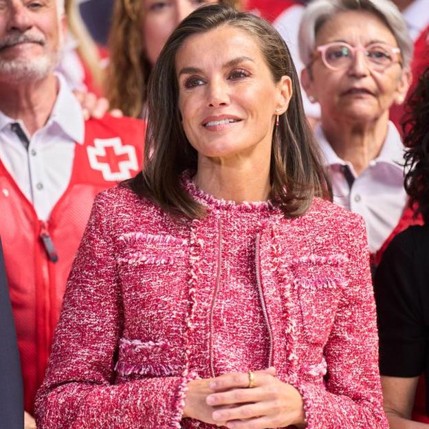 La chaqueta de entretiempo favorita de la reina Letizia está en Mango