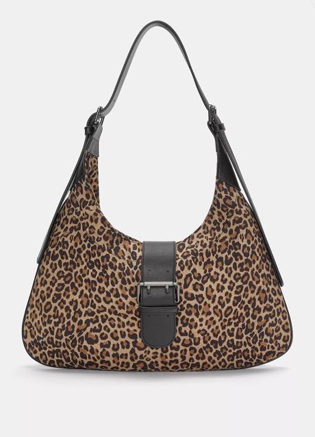 Bolso con estampado de leopardo de Pull & Bear (25,99 euros)