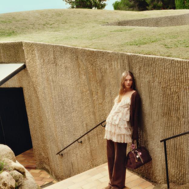 Un look con vestido y pantalón de Stradivarius.