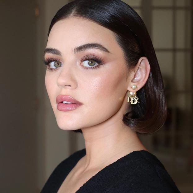 Lucy Hale con cejas con volumen