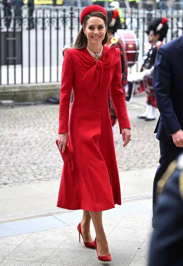 Kate Middleton con un total look rojo en su llegada a la Abadía de Westminster. / GTRES 